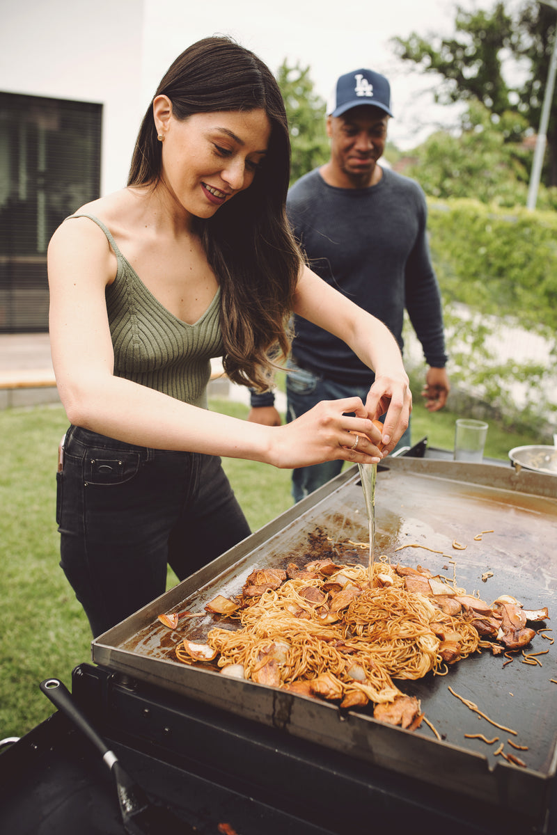 Razor Griddle Portable 4 Burner 40,000 BTU Gas Grill and Griddle Combo with  16 by 16 Inch Cooking Surface Area, Foldable Cart, and Steel Lid, Black